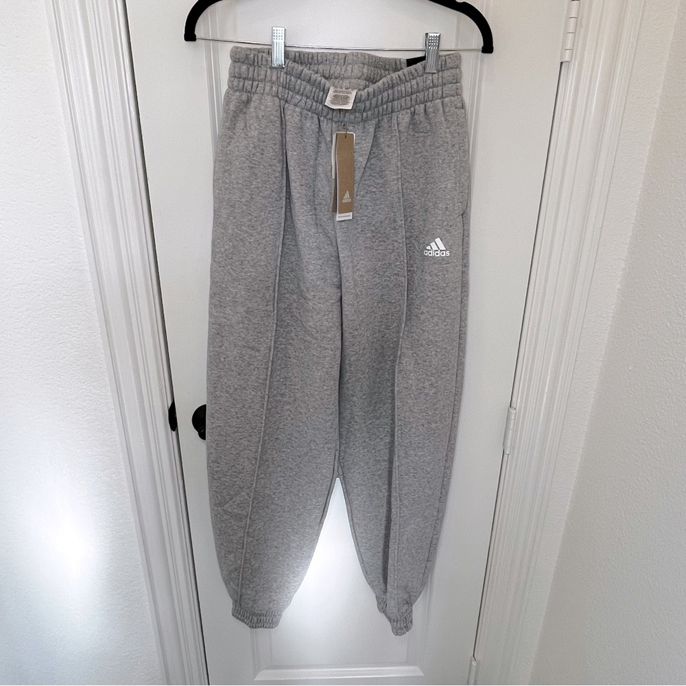 ADIDAS LOOSE FIT SWEATPANTS NEW